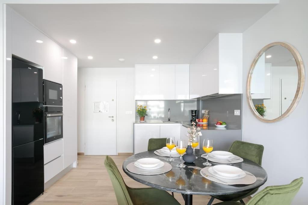 Arenales Terrace Refugee New Apartment With Pool And Gym آريناليس ديل سول المظهر الخارجي الصورة