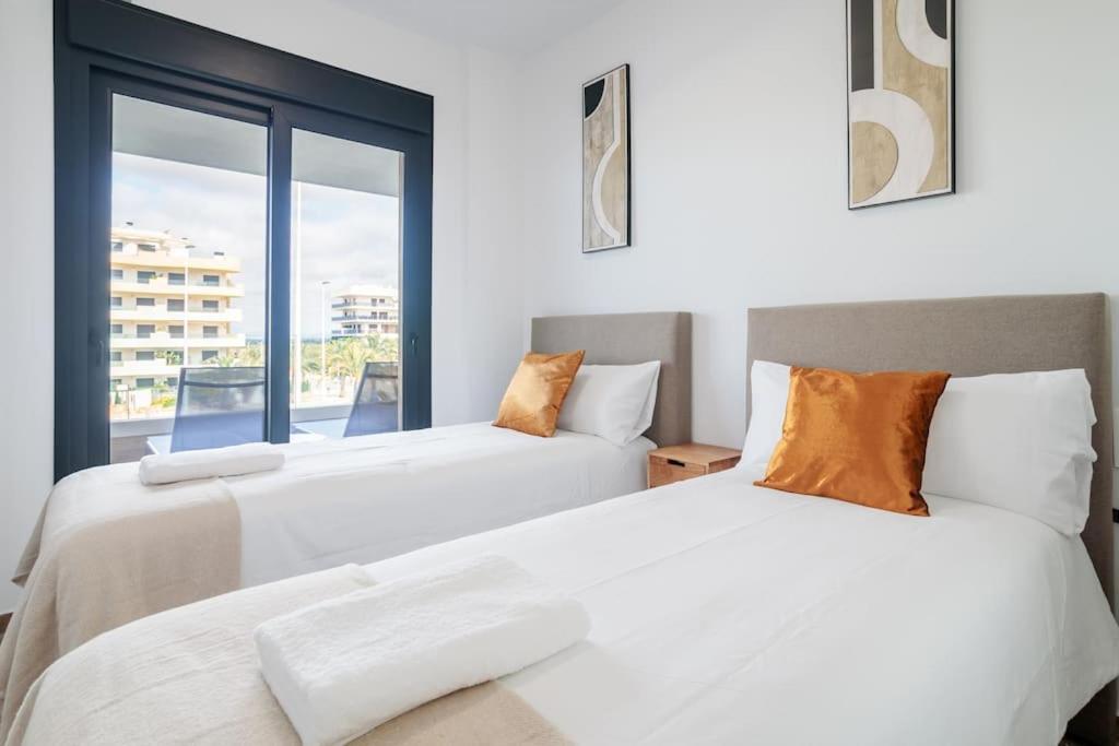 Arenales Terrace Refugee New Apartment With Pool And Gym آريناليس ديل سول المظهر الخارجي الصورة